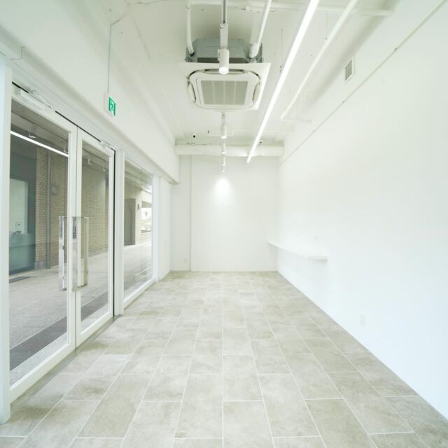 🎯ロケーションハンティング™️

◆代官山駅前 / 渋谷区◆
代官山アドレス内の1F路面ポップアップストア。

代官山駅前のランドマーク”代官山アドレス”内のロケーションのご案内です。
全面ガラス張り、そして白を基調としているためジャンル問わず使いやすい会場になります。

ポップアップストア、展示会場での利用の他、レンタルギャラリーとしての利用もオススメです。

【📍代官山駅1分 / ◻️29㎡/ ¥55,000/day / 🆔 : 18947】

https://locationhunting.jp/18947

📙【会場掲載募集中】
会場の掲載ご相談はこちら。掲載無料、上質な会場だけを扱う会場予約サービスです
https://locationhunting.jp/join

📗【会場無料提案サービス】
会場お探しの方へ、即日会場提案。提案サービスご利用無料です
https://locationhunting.jp/suggest

📘【展示会場・ポップアップ】
独自の視点で厳選された人気オススメ会場一覧ページです。
locationhunting.jp/3271