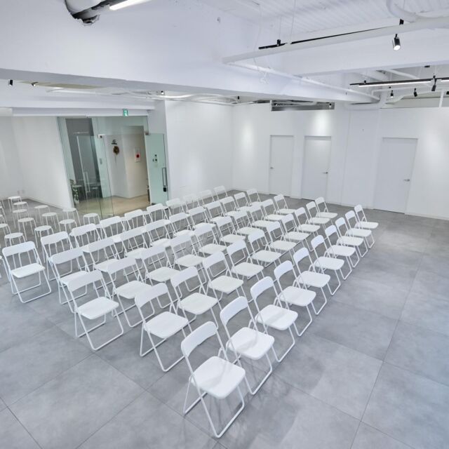 🎯ロケーションハンティング™️

◆南青山3丁目 / 表参道◆
大型LEDウォールスクリーンが設置されている白壁レンタルスタジオ。

青山3丁目交差点からすぐ、外苑西通り沿いにあるレンタルスタジオスペースのご案内です。
クリーンな白壁のシンプルな美しさを背景に、北東から差し込む自然光と
各所に配置された家具、什器と豊富な植物の緑が相まって上質な雰囲気を持つ会場です。

【📍外苑前駅4分 / ◻️171㎡ / ¥330,000/day / 🆔 : 30314】

https://locationhunting.jp/30314

📙【会場掲載募集中】
会場の掲載ご相談はこちら。掲載無料、上質な会場だけを扱う会場予約サービスです
https://locationhunting.jp/join

📗【会場無料提案サービス】
会場お探しの方へ、即日会場提案。提案サービスご利用無料です
https://locationhunting.jp/suggest

📘【展示会場・ポップアップ】
独自の視点で厳選された人気オススメ会場一覧ページです。
locationhunting.jp/3271