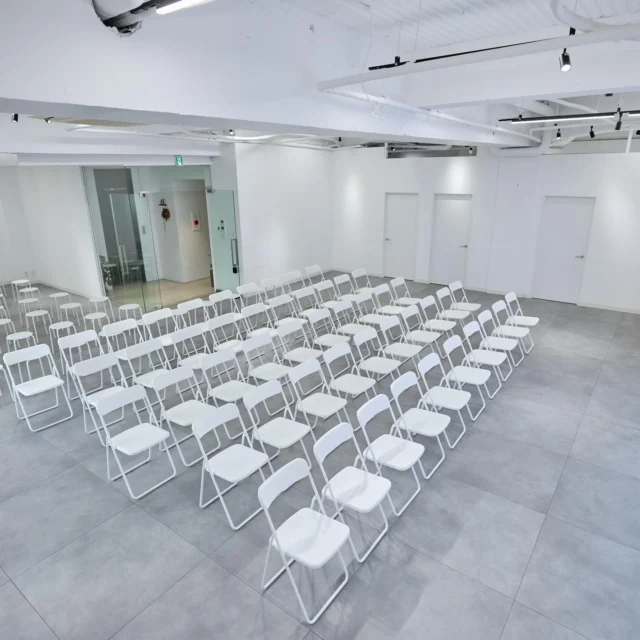 🎯ロケーションハンティング™️

◆南青山3丁目 / 表参道◆
大型LEDウォールスクリーンが設置されている白壁レンタルスタジオ。

青山3丁目交差点からすぐ、外苑西通り沿いにあるレンタルスタジオスペースのご案内です。
クリーンな白壁のシンプルな美しさを背景に、北東から差し込む自然光と
各所に配置された家具、什器と豊富な植物の緑が相まって上質な雰囲気を持つ会場です。

【📍外苑前駅4分 / ◻️171㎡ / ¥330,000/day / 🆔 : 30314】

https://locationhunting.jp/30314

📙【会場掲載募集中】
会場の掲載ご相談はこちら。掲載無料、上質な会場だけを扱う会場予約サービスです
https://locationhunting.jp/join

📗【会場無料提案サービス】
会場お探しの方へ、即日会場提案。提案サービスご利用無料です
https://locationhunting.jp/suggest

📘【展示会場・ポップアップ】
独自の視点で厳選された人気オススメ会場一覧ページです。
locationhunting.jp/3271