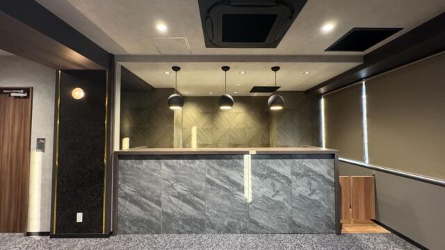 🎯ロケーションハンティング™️

◆新橋 / 港区◆
新橋駅近。
120名着席可能な会議室、5Fフロア。

JR新橋駅銀座口から徒歩1分という希少な立地のカンファレンスルーム5Fフロアのご案内です。
周辺にオフィスビルや飲食店が多く、そして大型モニターや音響設備などの設備を活かしての会議、
セミナー利用にオススメの会場です。

【📍新橋駅 1分 / ◻️183㎡ / ¥396,000day /🆔 : 44586】

https://locationhunting.jp/44586

📙【会場掲載募集中】
会場の掲載ご相談はこちら。掲載無料、上質な会場だけを扱う会場予約サービスです
https://locationhunting.jp/join

📗【会場無料提案サービス】
会場お探しの方へ、即日会場提案。提案サービスご利用無料です
https://locationhunting.jp/suggest

📘【会議・カンファレンス】のオススメ会場一覧 
独自の視点で厳選された人気オススメ会場一覧ページです。
https://locationhunting.jp/meeting