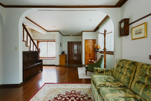 🎯ロケーションハンティング™️

◆等々力 / 尾山台◆
レトロな異国情緒溢れるハウススタジオ。

世田谷区の閑静なエリアに位置する2階建てハウススタジオのご案内です。
多彩な空間構成、そしてメイクルームとフィッティングルーム完備という環境を活かしての撮影利用や動画撮影利用にオススメの会場です。

【📍等々力駅 15分 / ◻️110㎡ / ¥24,200/h /🆔 ：46711】

https://locationhunting.jp/46711

📙【会場掲載募集中】
会場の掲載ご相談はこちら。掲載無料、上質な会場だけを扱う会場予約サービスです
https://locationhunting.jp/join

📗【会場無料提案サービス】
会場お探しの方へ、即日会場提案。提案サービスご利用無料です
https://locationhunting.jp/suggest

📘【撮影】
独自の視点で厳選された人気オススメ会場一覧ページです。
https://locationhunting.jp/category/types/photo_studio