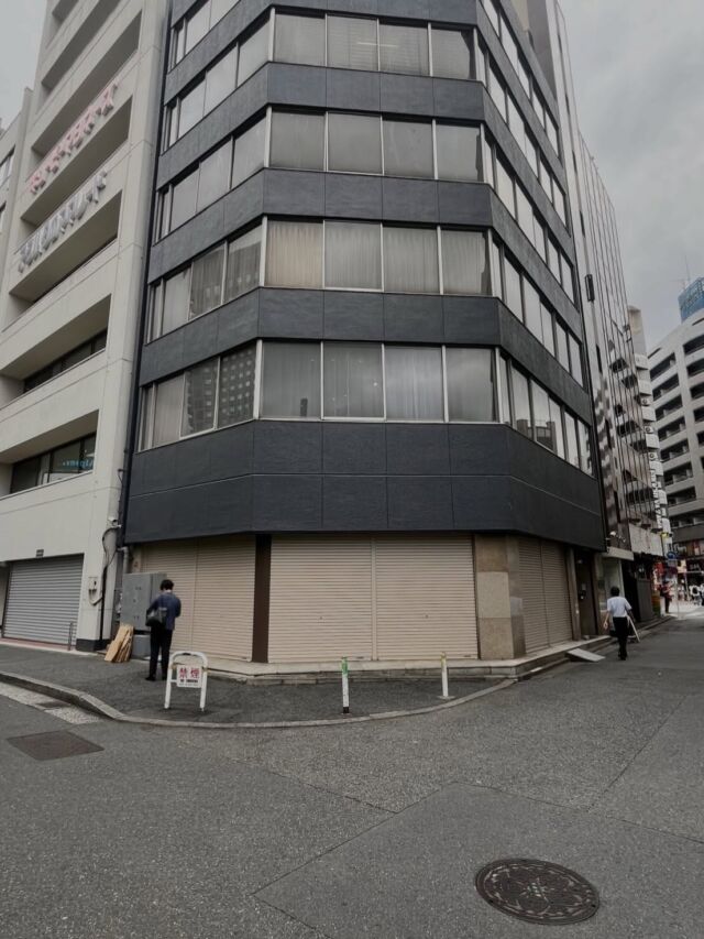 🎯ロケーションハンティング™️

◆新宿 / 新宿区◆
希少な新宿駅近。
1階路面角地のガラス張りポップアップスペース。

新宿エリアでは大変希少な駅近のポップアップスペースのご案内です。
角地のガラス張りの外観。
白壁、白のフロアに3.8mという高さの天井が印象的な会場で
アパレルなどの展示会場、PR、プロモーションなどイベント会場としての利用にオススメの会場です。

【📍新宿駅西口 3分 / ◻️70㎡ / ¥150,000/day / 🆔 : 47150】

https://locationhunting.jp/47150

📙【会場掲載募集中】
会場の掲載ご相談はこちら。掲載無料、上質な会場だけを扱う会場予約サービスです
https://locationhunting.jp/join

📗【会場無料提案サービス】
会場お探しの方へ、即日会場提案。提案サービスご利用無料です
https://locationhunting.jp/suggest

📘【展示会場・ポップアップ】
独自の視点で厳選された人気オススメ会場一覧ページです。
locationhunting.jp/3271