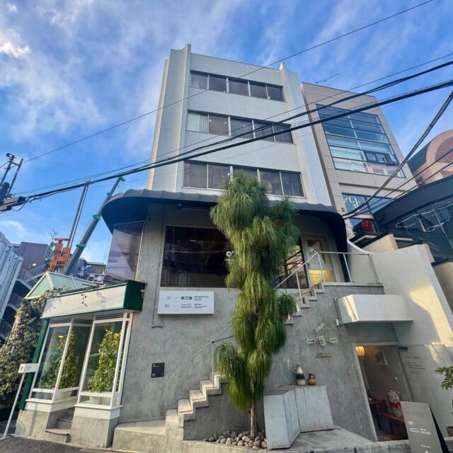 🎯ロケーションハンティング™️

◆原宿 / 明治神宮前◆
専用エントランス付き。
ガラス張りのポップアップスペース。

原宿駅から徒歩10分。
クロムハーツ原宿店や原宿警察署からもすぐという便利な立地のポップアップスペースのご案内です。

全面ガラス張りの窓から入る自然光とウッドフローリングが柔らかい印象を演出する会場です。

【📍明治神宮前駅 8分 / ◻️原宿駅 10分 / 50.37㎡ / ¥55,000/day /🆔：47749】

https://locationhunting.jp/47749

📙【会場掲載募集中】
会場の掲載ご相談はこちら。掲載無料、上質な会場だけを扱う会場予約サービスです
https://locationhunting.jp/join

📗【会場無料提案サービス】
会場お探しの方へ、即日会場提案。提案サービスご利用無料です
https://locationhunting.jp/suggest

📘【展示会場・ポップアップ】
独自の視点で厳選された人気オススメ会場一覧ページです。
locationhunting.jp/3271