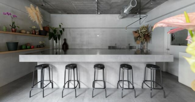 🎯ロケーションハンティング™️

◆麻布十番 / 赤羽橋◆
東京タワー近く、1階路面のお花屋さん。

東京タワーからも近い好立地の路面1階フローリスト店舗のご案内です。
ガラス張りで自然光豊富かつ視認性の高い環境、そして常時観葉植物を活用できるという独自の雰囲気を活かしての撮影利用やポップアップとしての利用にオススメの会場です。

【📍麻布十番駅 4分 / ◻️70㎡ / ¥20,000/h / 🆔：48041】

https://locationhunting.jp/48041

📙【会場掲載募集中】
会場の掲載ご相談はこちら。掲載無料、上質な会場だけを扱う会場予約サービスです
https://locationhunting.jp/join

📗【会場無料提案サービス】
会場お探しの方へ、即日会場提案。提案サービスご利用無料です
https://locationhunting.jp/suggest

📘【撮影】
独自の視点で厳選された人気オススメ会場一覧ページです。
https://locationhunting.jp/category/types/photo_studio