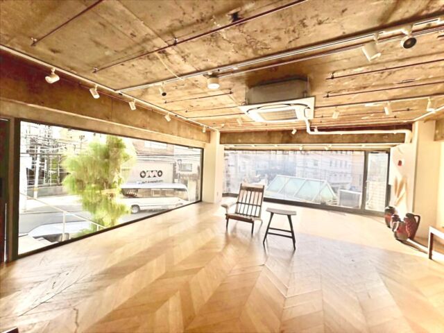 🎯ロケーションハンティング™️

◆原宿 / 明治神宮前◆
専用エントランス付き。
ガラス張りのポップアップスペース。

原宿駅から徒歩10分。
クロムハーツ原宿店や原宿警察署からもすぐという便利な立地のポップアップスペースのご案内です。

全面ガラス張りの窓から入る自然光とウッドフローリングが柔らかい印象を演出する会場です。

【📍明治神宮前駅 8分 / ◻️原宿駅 10分 / 50.37㎡ / ¥55,000/day /🆔：47749】

https://locationhunting.jp/47749

📙【会場掲載募集中】
会場の掲載ご相談はこちら。掲載無料、上質な会場だけを扱う会場予約サービスです
https://locationhunting.jp/join

📗【会場無料提案サービス】
会場お探しの方へ、即日会場提案。提案サービスご利用無料です
https://locationhunting.jp/suggest

📘【展示会場・ポップアップ】
独自の視点で厳選された人気オススメ会場一覧ページです。
locationhunting.jp/3271