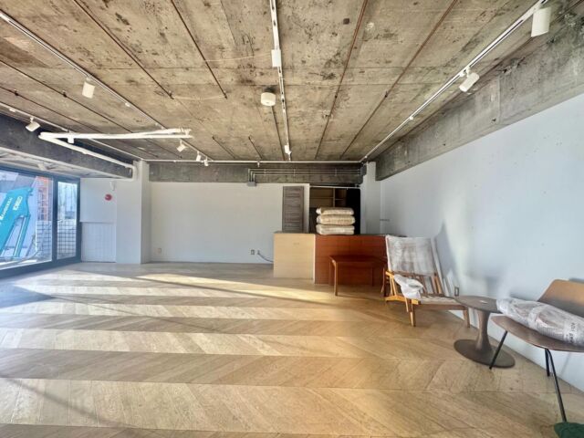 🎯ロケーションハンティング™️

◆原宿 / 明治神宮前◆
専用エントランス付き。
ガラス張りのポップアップスペース。

原宿駅から徒歩10分。
クロムハーツ原宿店や原宿警察署からもすぐという便利な立地のポップアップスペースのご案内です。

全面ガラス張りの窓から入る自然光とウッドフローリングが柔らかい印象を演出する会場です。

【📍明治神宮前駅 8分 / ◻️原宿駅 10分 / 50.37㎡ / ¥55,000/day /🆔：47749】

https://locationhunting.jp/47749

📙【会場掲載募集中】
会場の掲載ご相談はこちら。掲載無料、上質な会場だけを扱う会場予約サービスです
https://locationhunting.jp/join

📗【会場無料提案サービス】
会場お探しの方へ、即日会場提案。提案サービスご利用無料です
https://locationhunting.jp/suggest

📘【展示会場・ポップアップ】
独自の視点で厳選された人気オススメ会場一覧ページです。
locationhunting.jp/3271