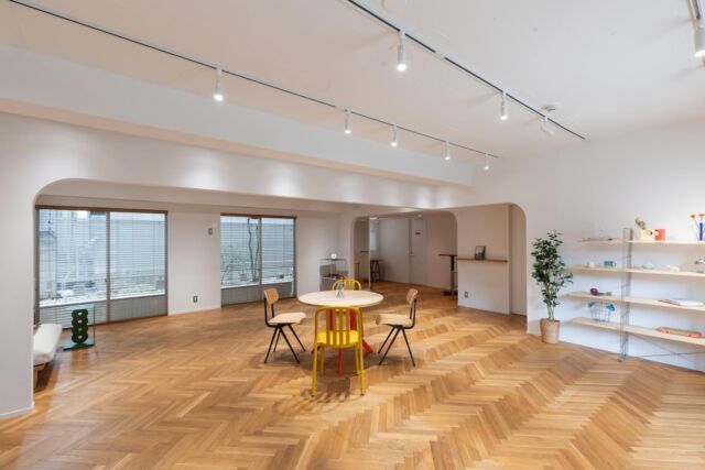 🎯ロケーションハンティング™️

◆表参道 / 南青山◆
表参道駅から徒歩圏内の1階路面展示スペース。

外苑前エリアからもアクセスしやすい立地の1階路面の展示会場のご案内です。
石壁とガラス張りの外観、白壁にヘリンボーンのウッドフローリング、そして要所に設けられたRのついた壁が印象的な会場です。

【📍表参道駅 7分 / 外苑前駅 6分 / ◻️74.46㎡ / ¥99,000/day / 🆔 ：44030】

https://locationhunting.jp/44030

📙【会場掲載募集中】
会場の掲載ご相談はこちら。掲載無料、上質な会場だけを扱う会場予約サービスです
https://locationhunting.jp/join

📗【会場無料提案サービス】
会場お探しの方へ、即日会場提案。提案サービスご利用無料です
https://locationhunting.jp/suggest

📘【展示会場・ポップアップ】
独自の視点で厳選された人気オススメ会場一覧ページです。
locationhunting.jp/3271