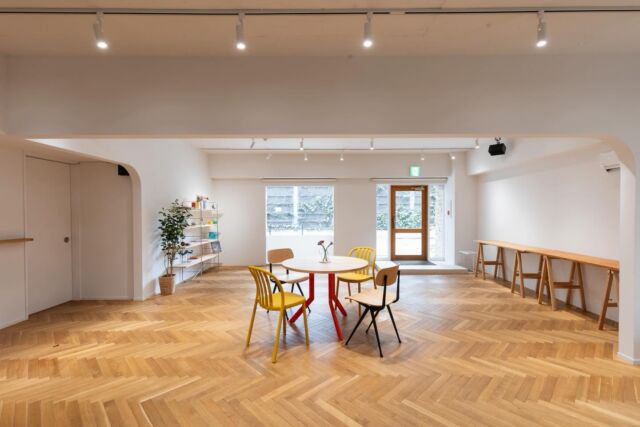 🎯ロケーションハンティング™️

◆表参道 / 南青山◆
表参道駅から徒歩圏内の1階路面展示スペース。

外苑前エリアからもアクセスしやすい立地の1階路面の展示会場のご案内です。
石壁とガラス張りの外観、白壁にヘリンボーンのウッドフローリング、そして要所に設けられたRのついた壁が印象的な会場です。

【📍表参道駅 7分 / 外苑前駅 6分 / ◻️74.46㎡ / ¥99,000/day / 🆔 ：44030】

https://locationhunting.jp/44030

📙【会場掲載募集中】
会場の掲載ご相談はこちら。掲載無料、上質な会場だけを扱う会場予約サービスです
https://locationhunting.jp/join

📗【会場無料提案サービス】
会場お探しの方へ、即日会場提案。提案サービスご利用無料です
https://locationhunting.jp/suggest

📘【展示会場・ポップアップ】
独自の視点で厳選された人気オススメ会場一覧ページです。
locationhunting.jp/3271