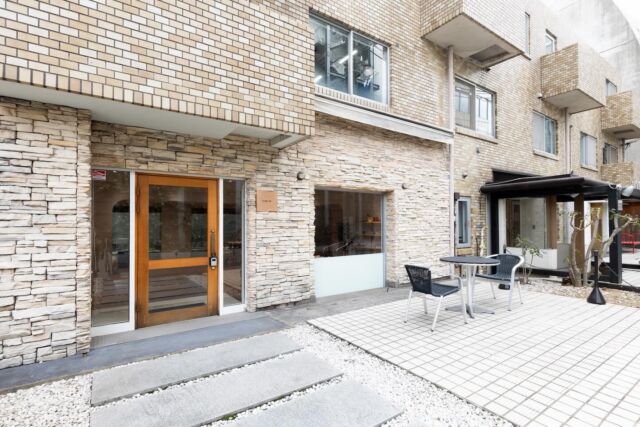 🎯ロケーションハンティング™️

◆表参道 / 南青山◆
表参道駅から徒歩圏内の1階路面展示スペース。

外苑前エリアからもアクセスしやすい立地の1階路面の展示会場のご案内です。
石壁とガラス張りの外観、白壁にヘリンボーンのウッドフローリング、そして要所に設けられたRのついた壁が印象的な会場です。

【📍表参道駅 7分 / 外苑前駅 6分 / ◻️74.46㎡ / ¥99,000/day / 🆔 ：44030】

https://locationhunting.jp/44030

📙【会場掲載募集中】
会場の掲載ご相談はこちら。掲載無料、上質な会場だけを扱う会場予約サービスです
https://locationhunting.jp/join

📗【会場無料提案サービス】
会場お探しの方へ、即日会場提案。提案サービスご利用無料です
https://locationhunting.jp/suggest

📘【展示会場・ポップアップ】
独自の視点で厳選された人気オススメ会場一覧ページです。
locationhunting.jp/3271