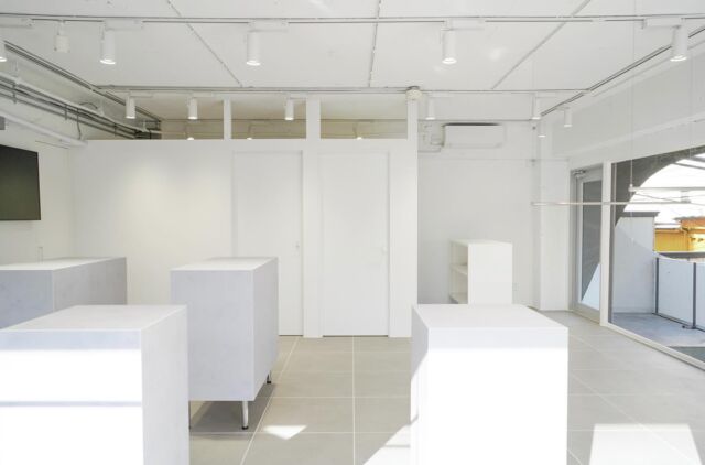 🎯ロケーションハンティング™️

◆原宿 / 表参道◆
専用エントランス付き。
ガラス張りのポップアップスペース。

渋谷区神宮前2丁目。
クロムハーツ原宿店や原宿警察署からもすぐという便利な立地のポップアップスペースのご案内です。

モルタルとガラス張りの外観を活かしてのポップアップストアや、アパレルなどの展示会での利用にオススメの会場です。

【📍明治神宮前駅 8分 / 原宿駅 10分 / ◻️50.37㎡ / ¥55,000/day / 🆔：47749】

https://locationhunting.jp/47749

📙【会場掲載募集中】
会場の掲載ご相談はこちら。掲載無料、上質な会場だけを扱う会場予約サービスです
https://locationhunting.jp/join

📗【会場無料提案サービス】
会場お探しの方へ、即日会場提案。提案サービスご利用無料です
https://locationhunting.jp/suggest

📘【展示会場・ポップアップ】
独自の視点で厳選された人気オススメ会場一覧ページです。
locationhunting.jp/3271