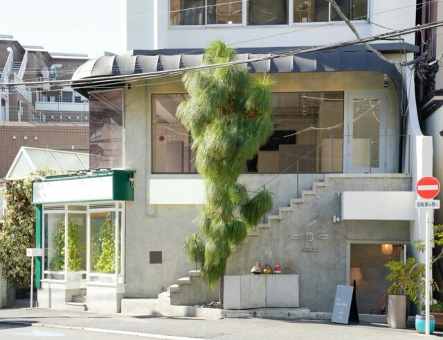 🎯ロケーションハンティング™️

◆原宿 / 表参道◆
専用エントランス付き。
ガラス張りのポップアップスペース。

渋谷区神宮前2丁目。
クロムハーツ原宿店や原宿警察署からもすぐという便利な立地のポップアップスペースのご案内です。

モルタルとガラス張りの外観を活かしてのポップアップストアや、アパレルなどの展示会での利用にオススメの会場です。

【📍明治神宮前駅 8分 / 原宿駅 10分 / ◻️50.37㎡ / ¥55,000/day / 🆔：47749】

https://locationhunting.jp/47749

📙【会場掲載募集中】
会場の掲載ご相談はこちら。掲載無料、上質な会場だけを扱う会場予約サービスです
https://locationhunting.jp/join

📗【会場無料提案サービス】
会場お探しの方へ、即日会場提案。提案サービスご利用無料です
https://locationhunting.jp/suggest

📘【展示会場・ポップアップ】
独自の視点で厳選された人気オススメ会場一覧ページです。
locationhunting.jp/3271