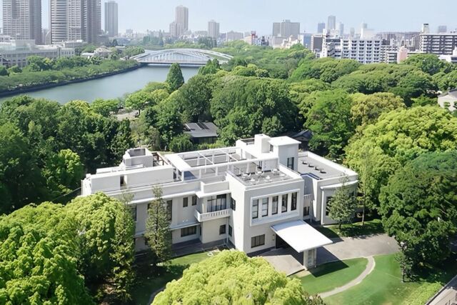 🎯ロケーションハンティング™️

◆大阪府 / 京橋◆
1959年に設立された元迎賓館をリノベーションした会場。

竹腰健造設計のモダニズム建築と約2,000坪のガーデンが広がる緑に包まれた会場です。
歓送迎会、懇親会、忘年会 、クリスマスパーティー、新年会など、お食事を伴うパーティーなどにもご利用いただけます。

【📍大阪城北詰駅 5分 / ◻️合計992㎡ / ¥5,500/h / 🆔 : 39066】

https://locationhunting.jp/39066
📙【会場掲載募集中】
会場の掲載ご相談はこちら。掲載無料、上質な会場だけを扱う会場予約サービスです
https://locationhunting.jp/join

📘【大阪】のオススメ会場一覧 
独自の視点で厳選された人気オススメ会場一覧ページです。
https://locationhunting.jp/category/area/osaka

📗【会場無料提案サービス】
会場お探しの方へ、即日会場提案。提案サービスご利用無料です
https://locationhunting.jp/suggest