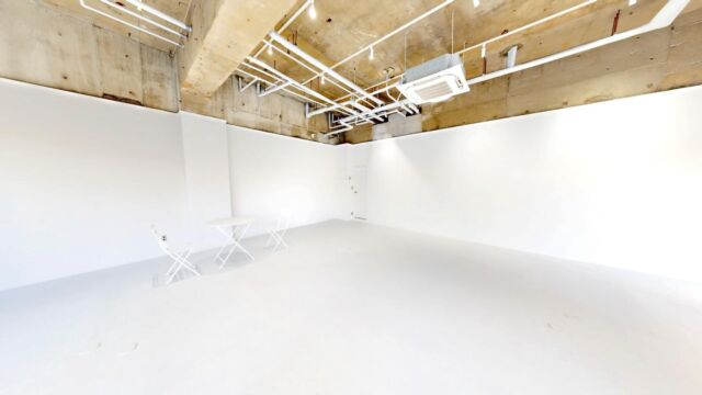 🎯ロケーションハンティング™️

◆新宿 / 新宿区◆
希少な新宿駅近。
1階路面角地のガラス張りポップアップスペース。

新宿ガード下から徒歩1分に位置する会場です。
1階路面会場が非常に少ない新宿エリアでは大変希少な駅近のポップアップスペースのご案内です。

独立1階路面ウォークイン、角地そして駅近という立地を活かしてのポップアップ利用がおすすめの会場です。

【📍新宿駅西口 3分 / ◻️70㎡ / ¥150,000/day / 🆔 : 47150】

https://locationhunting.jp/47150

📙【会場掲載募集中】
会場の掲載ご相談はこちら。掲載無料、上質な会場だけを扱う会場予約サービスです
https://locationhunting.jp/join

📘【展示会場・ポップアップ】
独自の視点で厳選された人気オススメ会場一覧ページです。
locationhunting.jp/3271

📗【会場無料提案サービス】
会場お探しの方へ、即日会場提案。提案サービスご利用無料です
https://locationhunting.jp/suggest