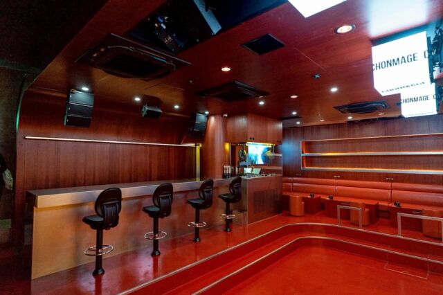 🎯ロケーションハンティング™️

◆六本木/港区◆
レトロフューチャーな内装のイベントスペース。

港区六本木3丁目。
六本木ヒルズそして東京ミッドタウンからもアクセス良好という立地のイベントスペースのご案内です。

曲線やカーブを多用した上質なデザインがマッチしている会場です。
レーザー演出設備を備え、シーンに応じた演出や空間アレンジも可能です。

【📍六本木駅 2分 / ◻️151.04㎡ 】 

https://locationhunting.jp/49586

📙【会場掲載募集中】
会場の掲載ご相談はこちら。掲載無料、上質な会場だけを扱う会場予約サービスです
https://locationhunting.jp/join

📘【イベント会場・パーティ】
独自の視点で厳選された人気オススメ会場一覧ページです。
https://locationhunting.jp/3330

📗【会場無料提案サービス】
会場お探しの方へ、即日会場提案。提案サービスご利用無料です
https://locationhunting.jp/suggest