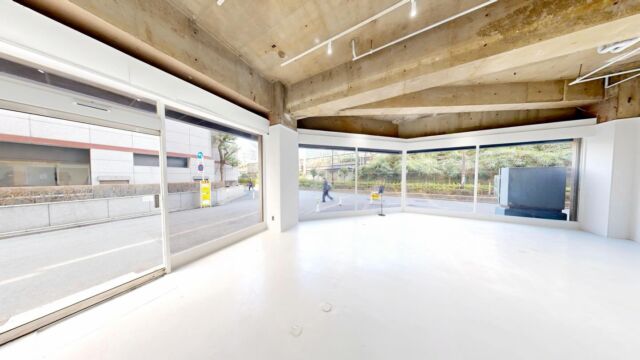 🎯ロケーションハンティング™️

◆新宿 / 新宿区◆
希少な新宿駅近。
1階路面角地のガラス張りポップアップスペース。

新宿ガード下から徒歩1分に位置する会場です。
1階路面会場が非常に少ない新宿エリアでは大変希少な駅近のポップアップスペースのご案内です。

独立1階路面ウォークイン、角地そして駅近という立地を活かしてのポップアップ利用がおすすめの会場です。

【📍新宿駅西口 3分 / ◻️70㎡ / ¥150,000/day / 🆔 : 47150】

https://locationhunting.jp/47150

📙【会場掲載募集中】
会場の掲載ご相談はこちら。掲載無料、上質な会場だけを扱う会場予約サービスです
https://locationhunting.jp/join

📘【展示会場・ポップアップ】
独自の視点で厳選された人気オススメ会場一覧ページです。
locationhunting.jp/3271

📗【会場無料提案サービス】
会場お探しの方へ、即日会場提案。提案サービスご利用無料です
https://locationhunting.jp/suggest