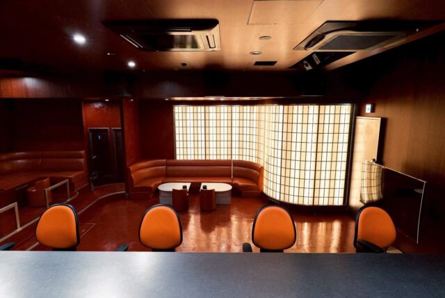 🎯ロケーションハンティング™️

◆六本木/港区◆
レトロフューチャーな内装のイベントスペース。

港区六本木3丁目。
六本木ヒルズそして東京ミッドタウンからもアクセス良好という立地のイベントスペースのご案内です。

曲線やカーブを多用した上質なデザインがマッチしている会場です。
レーザー演出設備を備え、シーンに応じた演出や空間アレンジも可能です。

【📍六本木駅 2分 / ◻️151.04㎡ 】 

https://locationhunting.jp/49586

📙【会場掲載募集中】
会場の掲載ご相談はこちら。掲載無料、上質な会場だけを扱う会場予約サービスです
https://locationhunting.jp/join

📘【イベント会場・パーティ】
独自の視点で厳選された人気オススメ会場一覧ページです。
https://locationhunting.jp/3330

📗【会場無料提案サービス】
会場お探しの方へ、即日会場提案。提案サービスご利用無料です
https://locationhunting.jp/suggest