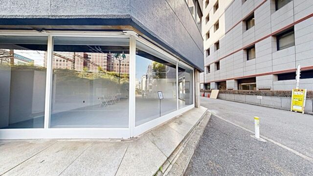 🎯ロケーションハンティング™️

◆新宿 / 新宿区◆
新宿区西新宿7丁目
新宿駅西口から徒歩3分、東口から徒歩7分
西武新宿駅からも徒歩3分、大久保駅から徒歩9分という大変便利な立地の会場です

ガラス面の装飾もご相談可能なギャラリー仕様のイベントスペースです
人通りが絶えない小滝橋通り隣の線路沿いに位置し、山手線、総武線車内からも視認できるという広告効果も期待できます

【📍新宿駅西口 3分 / ◻️70㎡ / ¥150,000/day / 🆔 : 47150】

https://locationhunting.jp/stellagalleryshinjuku

📙【会場掲載募集中】
会場の掲載ご相談はこちら。掲載無料、上質な会場だけを扱う会場予約サービスです
https://locationhunting.jp/join

📘【展示会場・ポップアップ】
独自の視点で厳選された人気オススメ会場一覧ページです
locationhunting.jp/3271

📗【会場無料提案サービス】
会場お探しの方へ、即日会場提案。提案サービスご利用無料です
https://locationhunting.jp/suggest