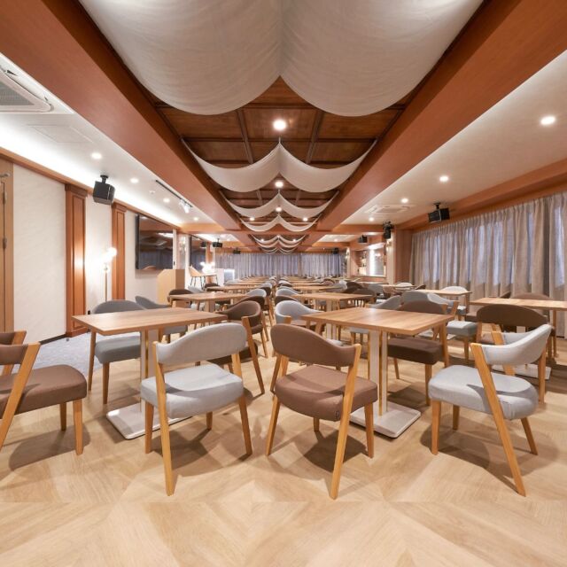 🎯ロケーションハンティング™️

◆新橋 / 港区◆
新橋駅近
108名着席可能なパーティ会場 / イベントスペース7Fフロア

JR新橋駅銀座口から徒歩1分という希少な立地の会場のご案内です
可動レイアウトや設備の組み合わせ変更のご相談も可能

椅子やテーブルなど備品も充実しており
控室も複数備えているため様々な形式に対応できる仕様です

【📍新橋駅 1分 /◻️ 197㎡ / ¥396,000~475,200day / 🆔 : 44589】

https://locationhunting.jp/44589

📙【会場掲載募集中】
会場の掲載ご相談はこちら。掲載無料、上質な会場だけを扱う会場予約サービスです
https://locationhunting.jp/join

📘【イベント会場・パーティ】
独自の視点で厳選された人気オススメ会場一覧ページです。
https://locationhunting.jp/3330

📗【会場無料提案サービス】
会場お探しの方へ、即日会場提案。提案サービスご利用無料です
https://locationhunting.jp/suggest