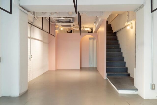 🎯ロケーションハンティング™️

◆表参道 / 南青山◆
骨董通り沿い、3フロア構成の1階路面店舗スペース

骨董通り沿い路面という抜群の立地に、3フロア利用可能な路面店舗スペースのご案内です
骨董通り沿いの1階路面店舗会場という立地、視認性の高さを活かしてブランドの世界観を存分に発揮することができる会場としてポップアップやイベント、展示会での利用にオススメの会場です

【📍表参道駅 10分 / ◻️110㎡ / ¥220,000/day /🆔 : 47191】

https://locationhunting.jp/47191

📙【会場掲載募集中】
会場の掲載ご相談はこちら。掲載無料、上質な会場だけを扱う会場予約サービスです
https://locationhunting.jp/join

📘【展示会場・ポップアップ】
独自の視点で厳選された人気オススメ会場一覧ページです。
locationhunting.jp/3271

📗【会場無料提案サービス】
会場お探しの方へ、即日会場提案。提案サービスご利用無料です
https://locationhunting.jp/suggest