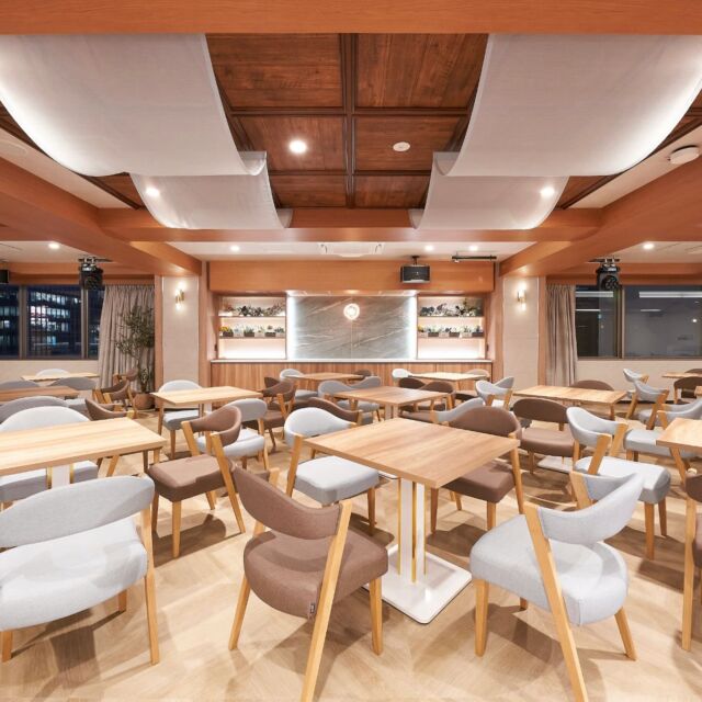 🎯ロケーションハンティング™️

◆新橋 / 港区◆
新橋駅近
108名着席可能なパーティ会場 / イベントスペース7Fフロア

JR新橋駅銀座口から徒歩1分という希少な立地の会場のご案内です
可動レイアウトや設備の組み合わせ変更のご相談も可能

椅子やテーブルなど備品も充実しており
控室も複数備えているため様々な形式に対応できる仕様です

【📍新橋駅 1分 /◻️ 197㎡ / ¥396,000~475,200day / 🆔 : 44589】

https://locationhunting.jp/44589

📙【会場掲載募集中】
会場の掲載ご相談はこちら。掲載無料、上質な会場だけを扱う会場予約サービスです
https://locationhunting.jp/join

📘【イベント会場・パーティ】
独自の視点で厳選された人気オススメ会場一覧ページです。
https://locationhunting.jp/3330

📗【会場無料提案サービス】
会場お探しの方へ、即日会場提案。提案サービスご利用無料です
https://locationhunting.jp/suggest