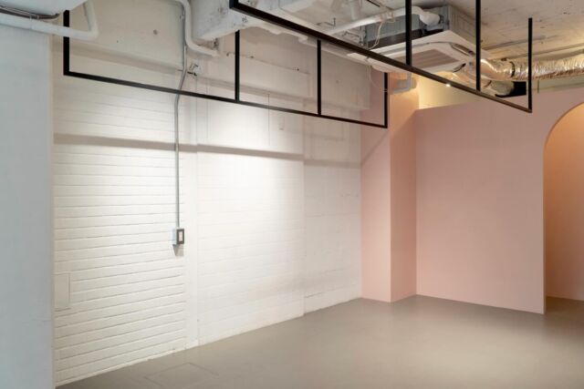 🎯ロケーションハンティング™️

◆表参道 / 南青山◆
骨董通り沿い、3フロア構成の1階路面店舗スペース

骨董通り沿い路面という抜群の立地に、3フロア利用可能な路面店舗スペースのご案内です
骨董通り沿いの1階路面店舗会場という立地、視認性の高さを活かしてブランドの世界観を存分に発揮することができる会場としてポップアップやイベント、展示会での利用にオススメの会場です

【📍表参道駅 10分 / ◻️110㎡ / ¥220,000/day /🆔 : 47191】

https://locationhunting.jp/47191

📙【会場掲載募集中】
会場の掲載ご相談はこちら。掲載無料、上質な会場だけを扱う会場予約サービスです
https://locationhunting.jp/join

📘【展示会場・ポップアップ】
独自の視点で厳選された人気オススメ会場一覧ページです。
locationhunting.jp/3271

📗【会場無料提案サービス】
会場お探しの方へ、即日会場提案。提案サービスご利用無料です
https://locationhunting.jp/suggest