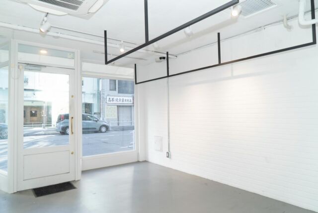 🎯ロケーションハンティング™️

◆表参道 / 南青山◆
骨董通り沿い、3フロア構成の1階路面店舗スペース

骨董通り沿い路面という抜群の立地に、3フロア利用可能な路面店舗スペースのご案内です
骨董通り沿いの1階路面店舗会場という立地、視認性の高さを活かしてブランドの世界観を存分に発揮することができる会場としてポップアップやイベント、展示会での利用にオススメの会場です

【📍表参道駅 10分 / ◻️110㎡ / ¥220,000/day /🆔 : 47191】

https://locationhunting.jp/47191

📙【会場掲載募集中】
会場の掲載ご相談はこちら。掲載無料、上質な会場だけを扱う会場予約サービスです
https://locationhunting.jp/join

📘【展示会場・ポップアップ】
独自の視点で厳選された人気オススメ会場一覧ページです。
locationhunting.jp/3271

📗【会場無料提案サービス】
会場お探しの方へ、即日会場提案。提案サービスご利用無料です
https://locationhunting.jp/suggest