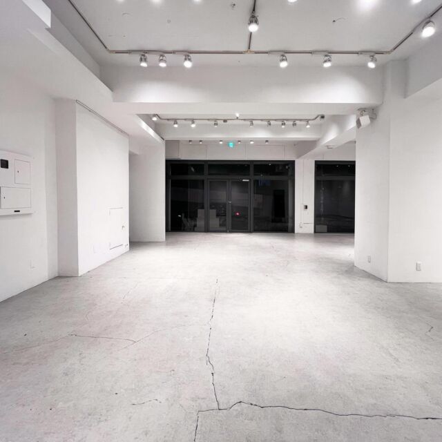 🎯ロケーションハンティング™️

◆渋谷 / 神泉町◆
1F路面、246沿い。
広々40坪 天井高3メートル ギャラリー

渋谷神泉町、道玄坂上に位置するレンタルスタジオスペース。
細部とディテールへのこだわりが見えるこちらの上質なスタジオスペースでは、アパレルの展示会やポップアップストア、レンタルギャラリーとしてのご利用にオススメです。

【📍神泉駅 5分 / ◻️135㎡ / ¥132,000/day /🆔 : 36065】

https://locationhunting.jp/36065

📙【会場掲載募集中】
会場の掲載ご相談はこちら。掲載無料、上質な会場だけを扱う会場予約サービスです
https://locationhunting.jp/join

📘【渋谷】のオススメ会場一覧 
独自の視点で厳選された人気オススメ会場一覧ページです。
https://locationhunting.jp/shibuya

📗【会場無料提案サービス】
会場お探しの方へ、即日会場提案。提案サービスご利用無料です
https://locationhunting.jp/suggest