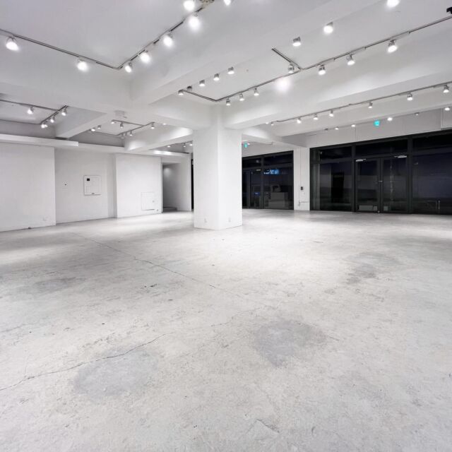 🎯ロケーションハンティング™️

◆渋谷 / 神泉町◆
1F路面、246沿い。
広々40坪 天井高3メートル ギャラリー

渋谷神泉町、道玄坂上に位置するレンタルスタジオスペース。
細部とディテールへのこだわりが見えるこちらの上質なスタジオスペースでは、アパレルの展示会やポップアップストア、レンタルギャラリーとしてのご利用にオススメです。

【📍神泉駅 5分 / ◻️135㎡ / ¥132,000/day /🆔 : 36065】

https://locationhunting.jp/36065

📙【会場掲載募集中】
会場の掲載ご相談はこちら。掲載無料、上質な会場だけを扱う会場予約サービスです
https://locationhunting.jp/join

📘【渋谷】のオススメ会場一覧 
独自の視点で厳選された人気オススメ会場一覧ページです。
https://locationhunting.jp/shibuya

📗【会場無料提案サービス】
会場お探しの方へ、即日会場提案。提案サービスご利用無料です
https://locationhunting.jp/suggest