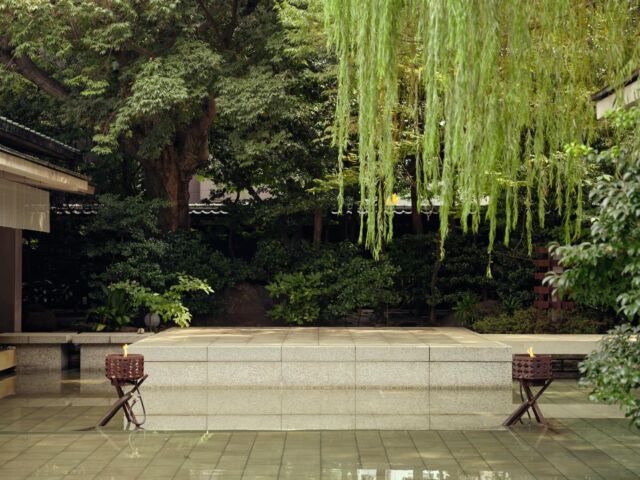 🎯ロケーションハンティング™️

◆愛知県 / 名古屋市◆
旧料亭跡の庭園付きパーティ会場

名古屋城を徒歩圏に収めた4階建て和風パーティ会場のご案内です。
歴史を持つ旧料亭座敷跡のモダンな日本建築と、自然光が差し込む木材とガラスを活かした開放的で上質な空間の室内が調和した会場です。

【丸の内駅 3分 / 127㎡ / ¥800,000/day / iD：50066】

https://locationhunting.jp/50066

📙【会場掲載募集中】
会場の掲載ご相談はこちら。掲載無料、上質な会場だけを扱う会場予約サービスです
https://locationhunting.jp/join

📘【名古屋】のオススメ会場一覧 
独自の視点で厳選された人気オススメ会場一覧ページです。
https://locationhunting.jp/nagoya

📗【会場無料提案サービス】
会場お探しの方へ、即日会場提案。提案サービスご利用無料です
https://locationhunting.jp/suggest