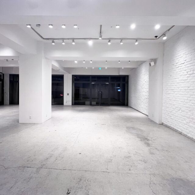 🎯ロケーションハンティング™️

◆渋谷 / 神泉町◆
1F路面、246沿い。
広々40坪 天井高3メートル ギャラリー

渋谷神泉町、道玄坂上に位置するレンタルスタジオスペース。
細部とディテールへのこだわりが見えるこちらの上質なスタジオスペースでは、アパレルの展示会やポップアップストア、レンタルギャラリーとしてのご利用にオススメです。

【📍神泉駅 5分 / ◻️135㎡ / ¥132,000/day /🆔 : 36065】

https://locationhunting.jp/36065

📙【会場掲載募集中】
会場の掲載ご相談はこちら。掲載無料、上質な会場だけを扱う会場予約サービスです
https://locationhunting.jp/join

📘【渋谷】のオススメ会場一覧 
独自の視点で厳選された人気オススメ会場一覧ページです。
https://locationhunting.jp/shibuya

📗【会場無料提案サービス】
会場お探しの方へ、即日会場提案。提案サービスご利用無料です
https://locationhunting.jp/suggest