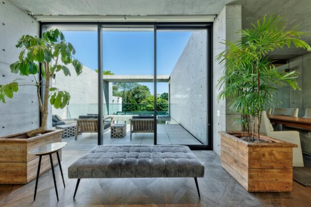 🎯ロケーションハンティング™️

◆表参道 / 南青山 / 港区◆
骨董通りすぐ。
根津美術館裏に位置する安藤忠雄設計のカウンターキッチン付き上質なラウンジスペース・ハウススタジオのご案内です。

各種撮影利用のほか、招待制のイベント、商談や打ち合わせなどでのご利用にオススメです。
同スペース別フロアの同時利用も可能です。

【📍表参道駅9分 / ◻️140㎡ / ¥352,000/day / 🆔 : 2640】

https://locationhunting.jp/2640

📙【会場掲載募集中】
会場の掲載ご相談はこちら。掲載無料、上質な会場だけを扱う会場予約サービスです
https://locationhunting.jp/join

📘【表参道】のオススメ会場一覧 
独自の視点で厳選された人気オススメ会場一覧ページです。
https://locationhunting.jp/omotesando

📗【会場無料提案サービス】
会場お探しの方へ、即日会場提案。提案サービスご利用無料です
https://locationhunting.jp/suggest