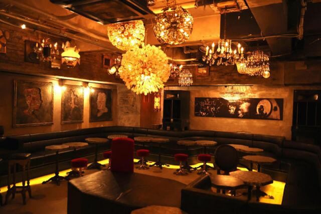 🎯ロケーションハンティング™️

◆渋谷 / 青山◆
六本木通り沿い。
無数のシャンデリアが灯るバー・ラウンジスペース。

青山学院大学近く、六本木通り沿いに位置するバーラウンジスペースのご案内です。

今はなきTRUMP ROOM、宮益坂REDBARの系譜を継ぐ、唯一無二の退廃的耽美空間が広がるイベントスペースです。

【📍渋谷駅 10分 / ◻️98.2㎡ / ¥44,000/h / 🆔：51236】

https://locationhunting.jp/51236

📙【会場掲載募集中】
会場の掲載ご相談はこちら。掲載無料、上質な会場だけを扱う会場予約サービスです
https://locationhunting.jp/join

📘【渋谷】のオススメ会場一覧 
独自の視点で厳選された人気オススメ会場一覧ページです。
https://locationhunting.jp/shibuya

📗【会場無料提案サービス】
会場お探しの方へ、即日会場提案。提案サービスご利用無料です
https://locationhunting.jp/suggest