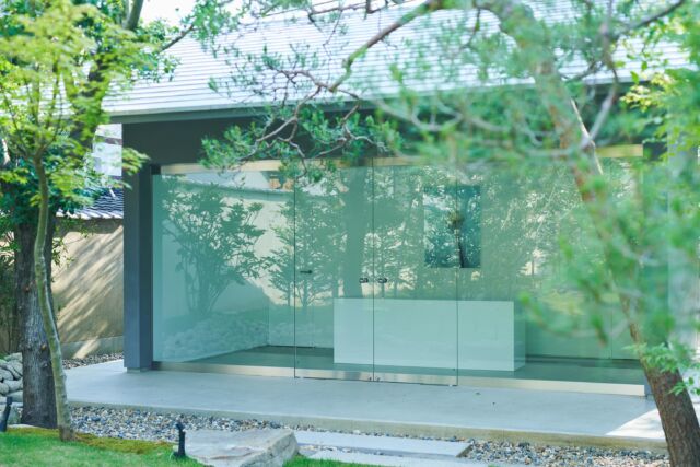 🎯ロケーションハンティング™️

◆奈良県 / 奈良市◆
1923年竣工の数奇屋建築。

奈良公園が徒歩圏内となる1階建て和風レンタルスタジオのご案内です。
100年の歴史を持つ文化的環境と四季折々の庭園美、数奇屋空間と現代アートの融合を活かした撮影や展示会、ポップアップストアとしての利用にオススメです。

【📍近鉄奈良駅 25分 / ¥110,000/day / 🆔：49914】

https://locationhunting.jp/51236

📙【会場掲載募集中】
会場の掲載ご相談はこちら。掲載無料、上質な会場だけを扱う会場予約サービスです
https://locationhunting.jp/join

📘【撮影】
独自の視点で厳選された人気オススメ会場一覧ページです。
https://locationhunting.jp/category/types/photo_studio

📗【会場無料提案サービス】
会場お探しの方へ、即日会場提案。提案サービスご利用無料です
https://locationhunting.jp/suggest