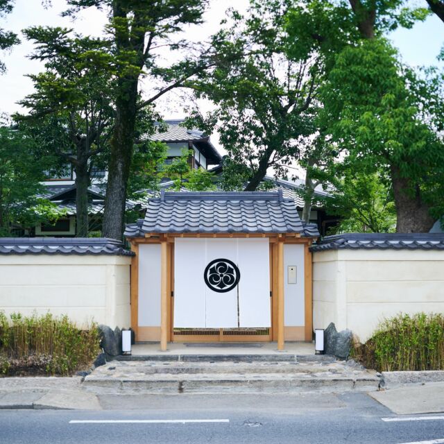 🎯ロケーションハンティング™️

◆奈良県 / 奈良市◆
1923年竣工の数奇屋建築。

奈良公園が徒歩圏内となる1階建て和風レンタルスタジオのご案内です。
100年の歴史を持つ文化的環境と四季折々の庭園美、数奇屋空間と現代アートの融合を活かした撮影や展示会、ポップアップストアとしての利用にオススメです。

【📍近鉄奈良駅 25分 / ¥110,000/day / 🆔：49914】

https://locationhunting.jp/51236

📙【会場掲載募集中】
会場の掲載ご相談はこちら。掲載無料、上質な会場だけを扱う会場予約サービスです
https://locationhunting.jp/join

📘【撮影】
独自の視点で厳選された人気オススメ会場一覧ページです。
https://locationhunting.jp/category/types/photo_studio

📗【会場無料提案サービス】
会場お探しの方へ、即日会場提案。提案サービスご利用無料です
https://locationhunting.jp/suggest