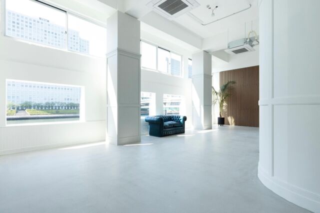 🎯ロケーションハンティング™️

◆門前仲町 / 江東区◆
天井高さ4.4m、豊富な自然光と多彩な撮影背景を備えたハウススタジオ。

隅田川沿いにあるハウススタジオのご案内です。
自然光が差し込む白とモルタルを基調としたスタジオスペースと、ウッドフローリング仕様のラウンジスペースの2ゾーン構成の撮影スタジオのご案内です。

【📍門前仲町駅 11分 / ◻️152㎡ / ¥150,000/day / 🆔：50807】

https://locationhunting.jp/50807

📙【会場掲載募集中】
会場の掲載ご相談はこちら。掲載無料、上質な会場だけを扱う会場予約サービスです
https://locationhunting.jp/join

📘【撮影】
独自の視点で厳選された人気オススメ会場一覧ページです。
https://locationhunting.jp/category/types/photo_studio

📗【会場無料提案サービス】
会場お探しの方へ、即日会場提案。提案サービスご利用無料です
https://locationhunting.jp/suggest