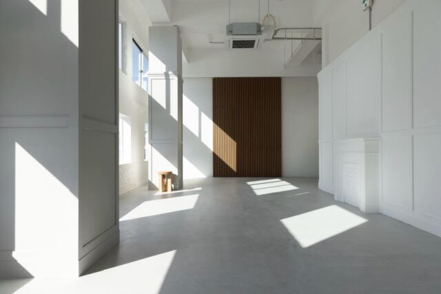 🎯ロケーションハンティング™️

◆門前仲町 / 江東区◆
天井高さ4.4m、豊富な自然光と多彩な撮影背景を備えたハウススタジオ。

隅田川沿いにあるハウススタジオのご案内です。
自然光が差し込む白とモルタルを基調としたスタジオスペースと、ウッドフローリング仕様のラウンジスペースの2ゾーン構成の撮影スタジオのご案内です。

【📍門前仲町駅 11分 / ◻️152㎡ / ¥150,000/day / 🆔：50807】

https://locationhunting.jp/50807

📙【会場掲載募集中】
会場の掲載ご相談はこちら。掲載無料、上質な会場だけを扱う会場予約サービスです
https://locationhunting.jp/join

📘【撮影】
独自の視点で厳選された人気オススメ会場一覧ページです。
https://locationhunting.jp/category/types/photo_studio

📗【会場無料提案サービス】
会場お探しの方へ、即日会場提案。提案サービスご利用無料です
https://locationhunting.jp/suggest