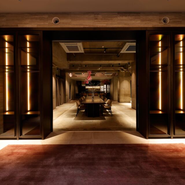 🎯ロケーションハンティング™️

◆原宿 / 神宮前◆
広さ202.11㎡/天井高4m。
コンクリート打ちっぱなしの上質なイベントスペース。

東京都渋谷区神宮前2丁目。
原宿駅から徒歩5分、表参道駅から徒歩8分に位置する展示会場のご案内です。

コンクリート打ちっぱなしの洗練された内外装と上質な家具、什器が印象的な空間です。

【📍原宿駅 5分 / 202.11㎡ / ◻️¥220,000/day /🆔：50931】

https://locationhunting.jp/50931

📙【会場掲載募集中】
会場の掲載ご相談はこちら。掲載無料、上質な会場だけを扱う会場予約サービスです
https://locationhunting.jp/join

📘【原宿】のオススメ会場一覧 
独自の視点で厳選された人気オススメ会場一覧ページです。
https://locationhunting.jp/harajuku

📗【会場無料提案サービス】
会場お探しの方へ、即日会場提案。提案サービスご利用無料です
https://locationhunting.jp/suggest