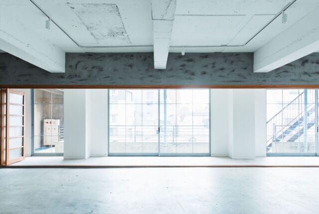 🎯ロケーションハンティング™️

◆神楽坂 / 新宿◆
白壁とモルタルの上質なレンタルスタジオ。

神楽坂の街並みから程近く「神楽坂駅」から徒歩7分、7階建ビルの4階部分に位置するレンタルスタジオのご案内です

バリエーション豊富な壁とモルタル調の床を基調に、印象的な木枠のモザイクガラス戸や、古材を使った建具との組み合わせが上質で洗練された雰囲気を演出するハウススタジオです

【 📍神楽坂駅 7分 / 184㎡ /◻️ ¥16,500/h /🆔 : 43101】

https://locationhunting.jp/43101

📙【会場掲載募集中】
会場の掲載ご相談はこちら。掲載無料、上質な会場だけを扱う会場予約サービスです
https://locationhunting.jp/join

📘【展示会場・ポップアップ】
独自の視点で厳選された人気オススメ会場一覧ページです
locationhunting.jp/3271

📗【会場無料提案サービス】
会場お探しの方へ、即日会場提案。提案サービスご利用無料です
https://locationhunting.jp/suggest