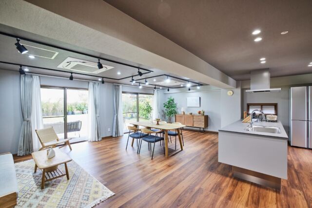 🎯ロケーションハンティング™️

◆原宿 / 千駄ヶ谷◆
広い庭とアイランドキッチン付きハウススタジオ

東京メトロ副都心線「北参道」駅3番出口から徒歩1分という駅近のハウススタジオのご紹介です
調理可能なアイランドキッチンと112㎡の庭を備え、料理系の撮影や、飲食ブランドのPRイベントなど撮影・イベント会場としての利用にオススメの会場です

【📍北参道駅 1分 / ◻️48.5㎡＋庭112㎡ / ¥19,800/h / 🆔：51720】

https://locationhunting.jp/51720

📙【会場掲載募集中】
会場の掲載ご相談はこちら。掲載無料、上質な会場だけを扱う会場予約サービスです
https://locationhunting.jp/join

📘【ハウススタジオ】
独自の視点で厳選された人気オススメ会場一覧ページです
https://locationhunting.jp/housestudio

📗【会場無料提案サービス】
会場お探しの方へ、即日会場提案。提案サービスご利用無料です
https://locationhunting.jp/suggest