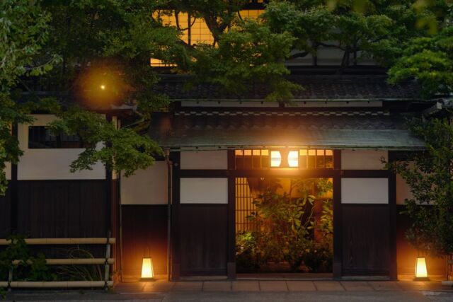 🎯ロケーションハンティング™️

◆愛知県 / 名古屋市◆
旧料亭跡の庭園付きパーティ会場

名古屋城を徒歩圏に収めた4階建て和風パーティ会場のご案内です。
歴史を持つ旧料亭座敷跡のモダンな日本建築と、自然光が差し込む木材とガラスを活かした開放的で上質な空間の室内が調和した会場です。

【丸の内駅 3分 / 127㎡ / ¥800,000/day / iD：50066】

https://locationhunting.jp/50066

📙【会場掲載募集中】
会場の掲載ご相談はこちら。掲載無料、上質な会場だけを扱う会場予約サービスです
https://locationhunting.jp/join

📘【名古屋】のオススメ会場一覧 
独自の視点で厳選された人気オススメ会場一覧ページです。
https://locationhunting.jp/nagoya

📗【会場無料提案サービス】
会場お探しの方へ、即日会場提案。提案サービスご利用無料です
https://locationhunting.jp/suggest