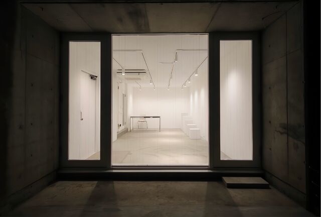 🎯ロケーションハンティング™️

◆代官山 / 中目黒◆
1階路面ウォークイン。
白壁&モルタルフロアのシンプルでミニマルなギャラリースペース。

代官山と目黒川が徒歩圏内となるギャラリースペースのご案内です。
調光・調色可能なスポット照明14台を完備し、作品を魅せるためのニュートラルな空間設計が特徴の会場です。

【代官山駅 5分 / 35㎡ / ¥35,000~/day / iD：50292】

https://locationhunting.jp/50292

📙【会場掲載募集中】
会場の掲載ご相談はこちら。掲載無料、上質な会場だけを扱う会場予約サービスです
https://locationhunting.jp/join

📘【代官山】のオススメ会場一覧 
独自の視点で厳選された人気オススメ会場一覧ページです。
https://locationhunting.jp/daikanyama

📗【会場無料提案サービス】
会場お探しの方へ、即日会場提案。提案サービスご利用無料です
https://locationhunting.jp/suggest