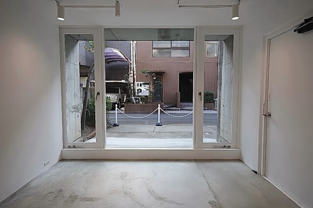 🎯ロケーションハンティング™️

◆代官山 / 中目黒◆
1階路面ウォークイン。
白壁&モルタルフロアのシンプルでミニマルなギャラリースペース。

代官山と目黒川が徒歩圏内となるギャラリースペースのご案内です。
調光・調色可能なスポット照明14台を完備し、作品を魅せるためのニュートラルな空間設計が特徴の会場です。

【代官山駅 5分 / 35㎡ / ¥35,000~/day / iD：50292】

https://locationhunting.jp/50292

📙【会場掲載募集中】
会場の掲載ご相談はこちら。掲載無料、上質な会場だけを扱う会場予約サービスです
https://locationhunting.jp/join

📘【代官山】のオススメ会場一覧 
独自の視点で厳選された人気オススメ会場一覧ページです。
https://locationhunting.jp/daikanyama

📗【会場無料提案サービス】
会場お探しの方へ、即日会場提案。提案サービスご利用無料です
https://locationhunting.jp/suggest