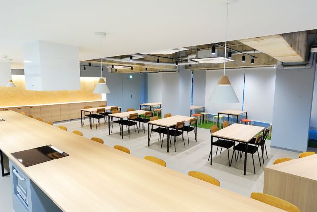 🎯ロケーションハンティング™️

◆市ヶ谷 / 飯田橋◆
長さ8メートルの大型アイランドキッチン付き。開放的なキッチンスタジオ。

東京メトロ「市ヶ谷」駅から徒歩2分に位置するキッチンスタジオのご案内です。
長さ約8メートルの大型アイランドキッチンに加え、窓際には芝生調カーペットのくつろぎスペースも備え、最大80名まで対応できます。

【📍市ヶ谷駅 2分 / 127㎡ / ◻️¥132,000/day / 🆔：52647】

https://locationhunting.jp/52647

📙【会場掲載募集中】
会場の掲載ご相談はこちら。掲載無料、上質な会場だけを扱う会場予約サービスです
https://locationhunting.jp/join

📘【キッチン利用可能】
独自の視点で厳選された人気オススメ会場一覧ページです。
https://locationhunting.jp/kitchen

📗【会場無料提案サービス】
会場お探しの方へ、即日会場提案。提案サービスご利用無料です
https://locationhunting.jp/suggest