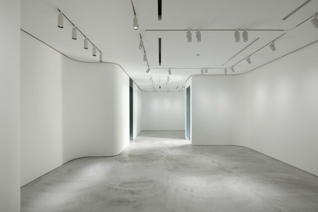 🎯ロケーションハンティング™️

◆原宿 / 表参道◆
表参道・キャットストリートにも近い、原宿エリアの中心に立地している展示会場

曲線を描く白い壁面とグレーのテラゾー床で統一されており、4Fにはトップライトを備えたミニマルな空間が広がります
アート・写真展などのギャラリー利用や招待制の展示会・イベント会場としての利用にオススメの会場です

【明治神宮前原宿駅 2分 / 182.57㎡ / ¥1,000,000/day / iD：52863】

https://locationhunting.jp/52863

📙【会場掲載募集中】
会場の掲載ご相談はこちら。掲載無料、上質な会場だけを扱う会場予約サービスです
https://locationhunting.jp/join

📘【一棟貸し・一軒家】
独自の視点で厳選された人気オススメ会場一覧ページです
https://locationhunting.jp/building

📗【会場無料提案サービス】
会場お探しの方へ、即日会場提案。提案サービスご利用無料です
https://locationhunting.jp/suggest