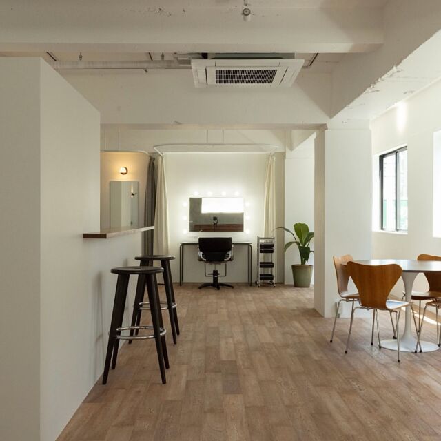 🎯ロケーションハンティング™️

◆門前仲町 / 江東区◆
天井高さ4.4m、豊富な自然光と多彩な撮影背景を備えたハウススタジオ。

広さ152㎡。自然光が差し込む白とモルタルを基調とした天井高さ4.4mのスタジオスペースと、天井高さ2.2m、ウッドフローリング仕様のラウンジスペースの2ゾーン構成の撮影スタジオのご案内です。

写真・動画撮影や、展示会としての利用にもオススメの会場です。

【門前仲町駅 11分 / 152㎡ / ¥150,000/day / iD：50807】

https://locationhunting.jp/50807

📙【会場掲載募集中】
会場の掲載ご相談はこちら。掲載無料、上質な会場だけを扱う会場予約サービスです
https://locationhunting.jp/join

📘【展示会場】
独自の視点で厳選された人気オススメ会場一覧ページです。
locationhunting.jp/3271

📗【会場無料提案サービス】
会場お探しの方へ、即日会場提案。提案サービスご利用無料です
https://locationhunting.jp/suggest