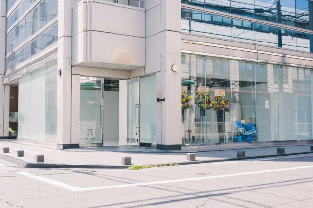 🎯ロケーションハンティング™️

◆大阪府 / 本町◆
東横堀川沿い1F路面、自然光あふれるレンタルスタジオ

大阪市中央区淡路町1丁目。
東横堀川沿いに位置する1階路面のレンタルスタジオのご案内です

南東向き2面のガラス面から自然光が差し込み、光が空間に立体感を生み出します
メイクルーム・フィッティングルーム完備で24時間利用可能です

【北浜駅 4分 / 94㎡ / ¥72,600/day / iD：53221】

https://locationhunting.jp/53221

📙【会場掲載募集中】
会場の掲載ご相談はこちら。掲載無料、上質な会場だけを扱う会場予約サービスです
https://locationhunting.jp/join

📘【大阪】のオススメ会場一覧 
独自の視点で厳選された人気オススメ会場一覧ページです
https://locationhunting.jp/category/area/osaka

📗【会場無料提案サービス】
会場お探しの方へ、即日会場提案。提案サービスご利用無料です
https://locationhunting.jp/suggest