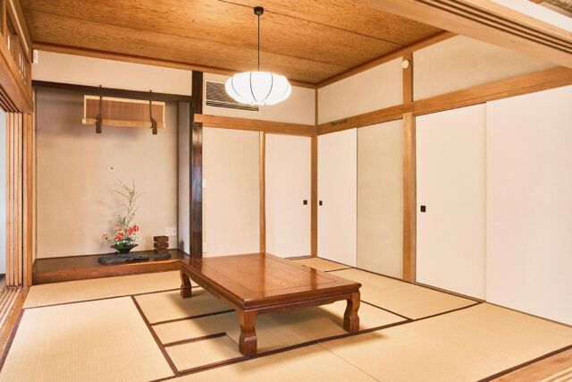 🎯ロケーションハンティング™️

◆早稲田 / 江戸川橋◆
茶室・和室・縁側・日本庭園が揃う日本家屋のハウススタジオ。

文京区目白台1丁目。
閑静な高級住宅街に佇むハウススタジオのご案内です。
畳の和室に本格的な茶室・縁側・日本庭園が一体となった日本家屋の会場です。
茶室・和室・縁側・日本庭園が揃った本格的な日本家屋を活かしての利用にオススメの会場です。

【早稲田駅 5分 / 45㎡ / ¥70,000/day / iD：53216】

https://locationhunting.jp/53216

📙【会場掲載募集中】
会場の掲載ご相談はこちら。掲載無料、上質な会場だけを扱う会場予約サービスです
https://locationhunting.jp/join

📘【和風】なオススメ会場一覧 
独自の視点で厳選された人気オススメ会場一覧ページです
https://locationhunting.jp/japanese

📗【会場無料提案サービス】
会場お探しの方へ、即日会場提案。提案サービスご利用無料です
https://locationhunting.jp/suggest