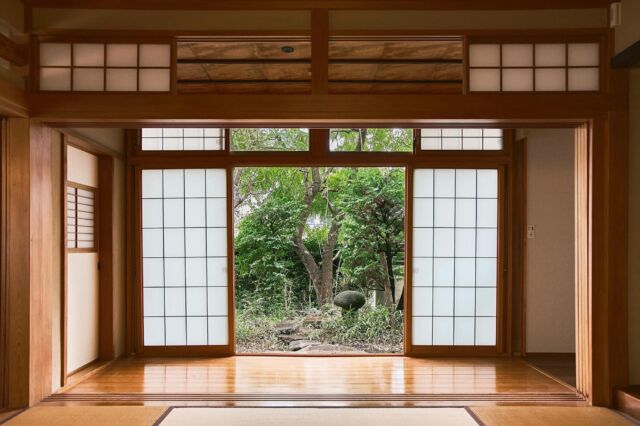 🎯ロケーションハンティング™️

◆早稲田 / 江戸川橋◆
茶室・和室・縁側・日本庭園が揃う日本家屋のハウススタジオ。

文京区目白台1丁目。
閑静な高級住宅街に佇むハウススタジオのご案内です。
畳の和室に本格的な茶室・縁側・日本庭園が一体となった日本家屋の会場です。
茶室・和室・縁側・日本庭園が揃った本格的な日本家屋を活かしての利用にオススメの会場です。

【早稲田駅 5分 / 45㎡ / ¥70,000/day / iD：53216】

https://locationhunting.jp/53216

📙【会場掲載募集中】
会場の掲載ご相談はこちら。掲載無料、上質な会場だけを扱う会場予約サービスです
https://locationhunting.jp/join

📘【和風】なオススメ会場一覧 
独自の視点で厳選された人気オススメ会場一覧ページです
https://locationhunting.jp/japanese

📗【会場無料提案サービス】
会場お探しの方へ、即日会場提案。提案サービスご利用無料です
https://locationhunting.jp/suggest