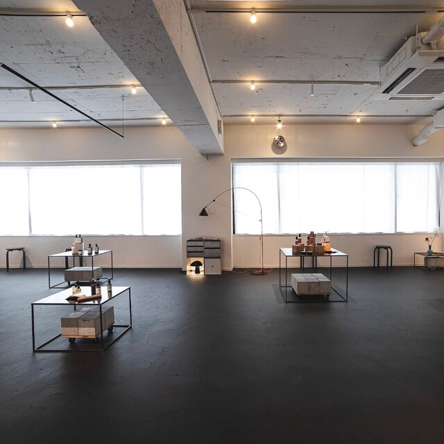 🎯ロケーションハンティング™️

◆原宿 / 表参道◆
明治神宮駅近くのシンプルでクリーンな展示会場。

明治神宮前・表参道という国内屈指のカルチャー・ファッション発信エリアという立地と、感度の高い客層が行き交う立地ならではの周辺環境と香り・光・本・家具が調和したセレクトショップの洗練された空間を活かし、アート・写真・プロダクトのギャラリー展示、ライフスタイル・インテリアブランドのポップアップ、アパレル・雑貨の期間限定展示販売などのご利用にオススメです。

【明治神宮前駅 2分 / 76㎡ / ¥100,000/day / iD：54387】

https://locationhunting.jp/54387

📙【会場掲載募集中】
掲載無料。会場の掲載ご相談はこちらから。
https://locationhunting.jp/join

📘【展示会場・ポップアップ】
厳選した人気の会場一覧ページです。
locationhunting.jp/3271

📗【会場無料提案サービス】
理想の会場を無料で即日ご提案。
https://locationhunting.jp/suggest
