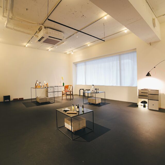 🎯ロケーションハンティング™️

◆原宿 / 表参道◆
明治神宮駅近くのシンプルでクリーンな展示会場。

明治神宮前・表参道という国内屈指のカルチャー・ファッション発信エリアという立地と、感度の高い客層が行き交う立地ならではの周辺環境と香り・光・本・家具が調和したセレクトショップの洗練された空間を活かし、アート・写真・プロダクトのギャラリー展示、ライフスタイル・インテリアブランドのポップアップ、アパレル・雑貨の期間限定展示販売などのご利用にオススメです。

【明治神宮前駅 2分 / 76㎡ / ¥100,000/day / iD：54387】

https://locationhunting.jp/54387

📙【会場掲載募集中】
掲載無料。会場の掲載ご相談はこちらから。
https://locationhunting.jp/join

📘【展示会場・ポップアップ】
厳選した人気の会場一覧ページです。
locationhunting.jp/3271

📗【会場無料提案サービス】
理想の会場を無料で即日ご提案。
https://locationhunting.jp/suggest